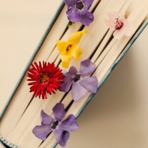 Book with Flowers on Front-Spanish