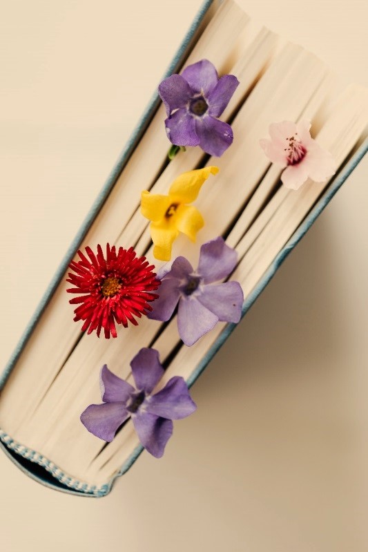 Book with Flowers on Front-Spanish